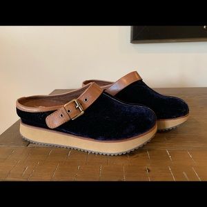 Earth dark navy velvet clogs size 9